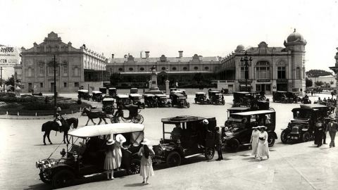  Very rare moving pictures of Bristol (UK) filmed 80 years ago. A world in which old cars, buses, lorries and motorcycles share the roads with trams and a surprising number of horses and carts&rsquo;s.